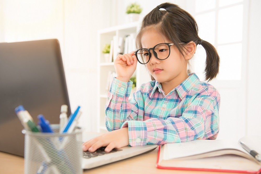 Đeo kính kiểm soát cận thị Stellest đúng cách