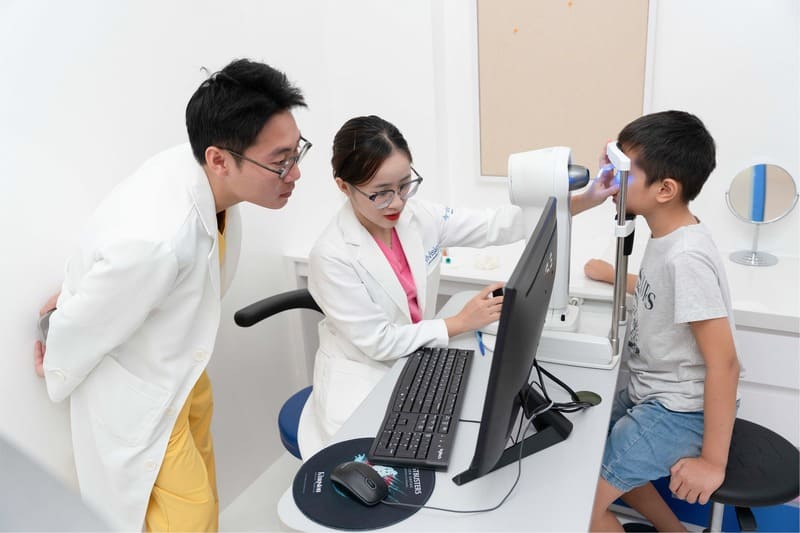 Khi nào cần đi khám mắt cận thị