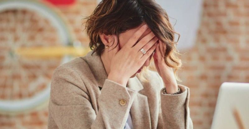 Đau đầu có thể cảnh báo dấu hiệu mắt cận thị bị tăng độ nhanh