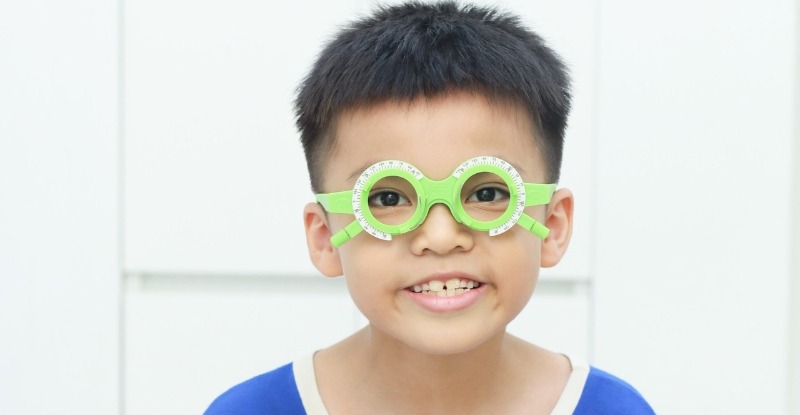 Người bị viễn thị nên khám mắt định kỳ để phát hiện sớm các vấn đề về mắt