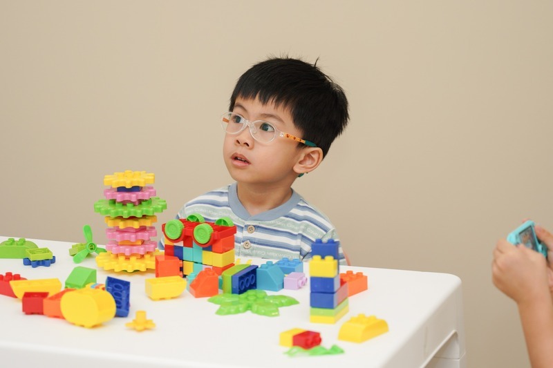 Cách đeo kính gọng không bị trượt