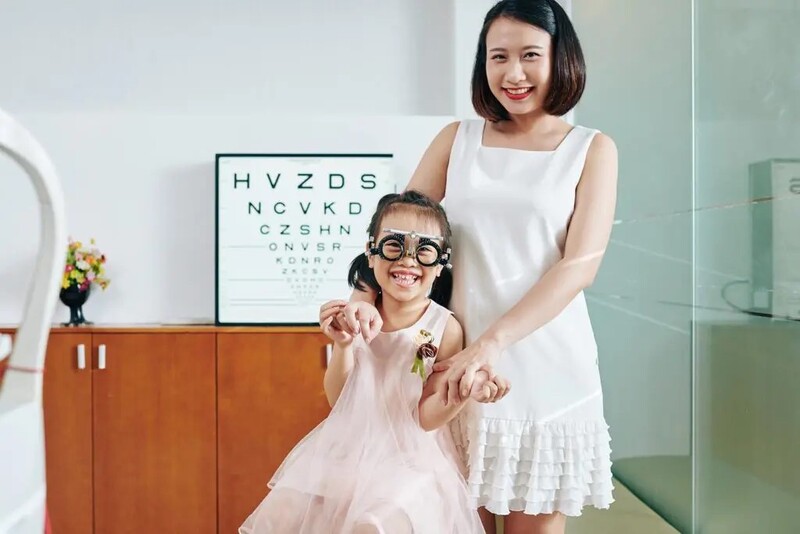 Phụ huynh đưa trẻ đi điều trị cận thị ở các phòng khám mắt
