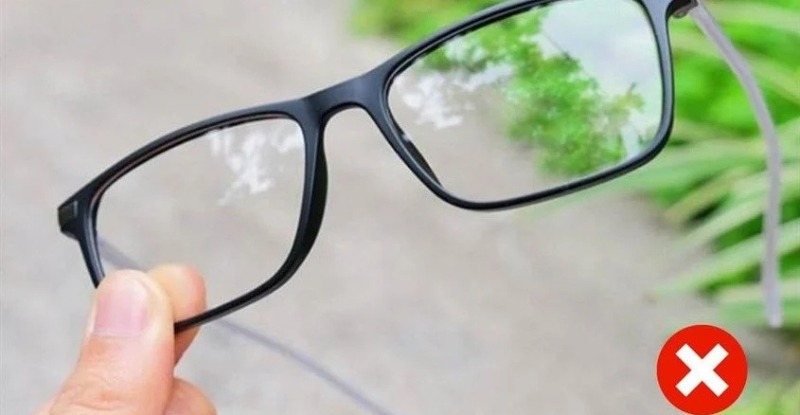 Thói quen chạm tay vào tròng kính cũng là lý do phổ biến khiến mắt kính bị mờ