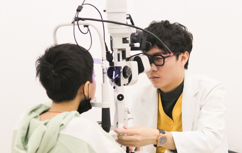 Khám mắt định kỳ giúp đánh giá tình trạng thị lực ở trẻ em bị viễn thị