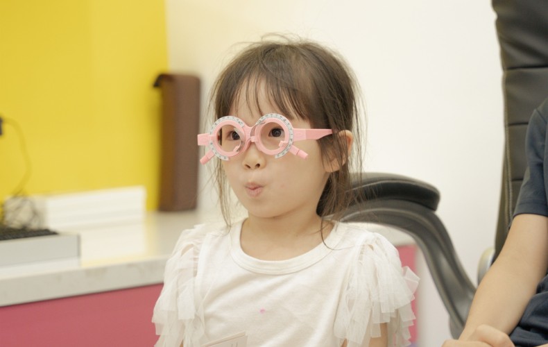 Phương pháp phòng ngừa và điều trị nguy cơ di truyền loạn thị từ bố mẹ