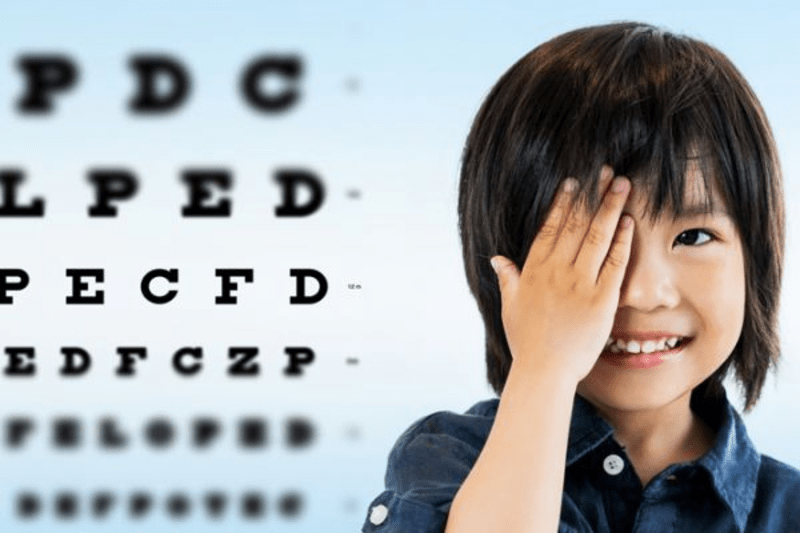 "Đọc chữ cái trên bảng xa" là bài tập hỗ trợ điều trị và cải thiện viễn thị ở trẻ em