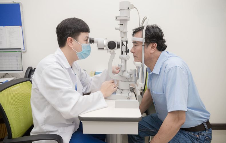 Kiểm tra khúc xạ để khám mắt lão thị