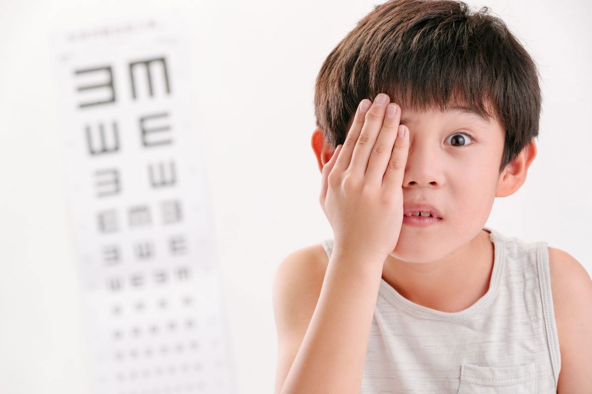 Khám mắt định kỳ cho trẻ bị cận thị