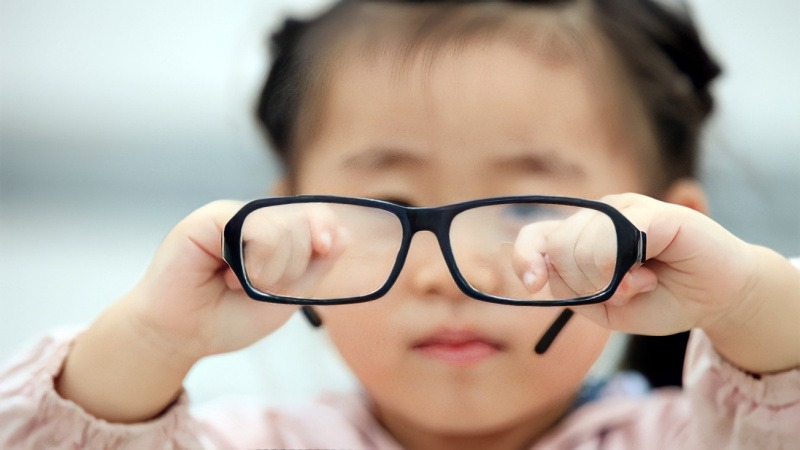 Đeo kính chữa nhược thị