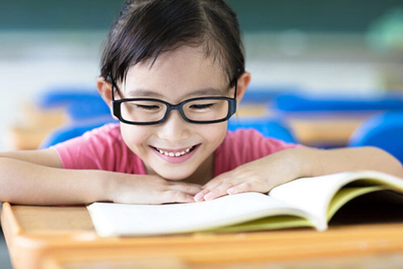 Cách đeo kính viễn thị đúng