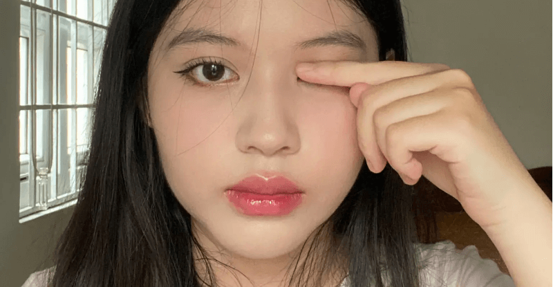 Đeo lens được dụi mắt không