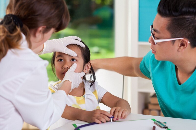 Bác sĩ kiểm tra mắt để tìm hiểu các phương pháp điều trị nhược thị