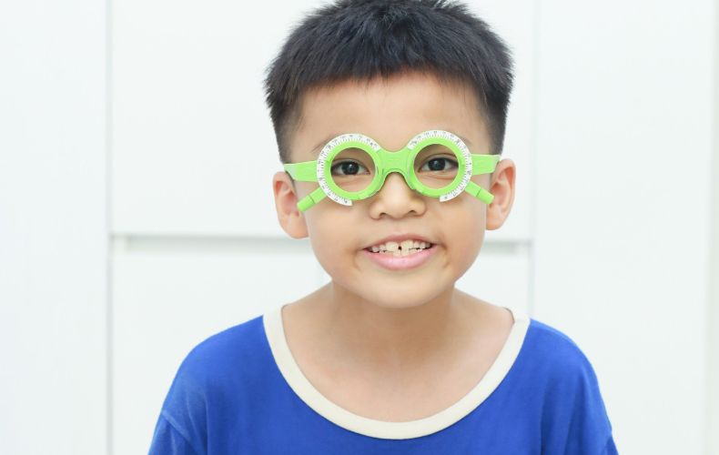 Khi nào cần đeo kính viễn thị 0.5 độ?