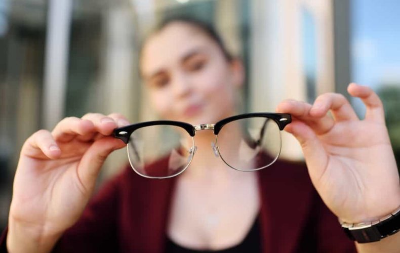 Loạn thị 1 độ có nên đeo kính không?