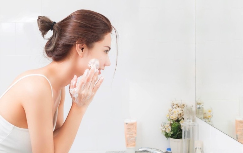 Mổ mắt cận bao lâu thì rửa mặt được?