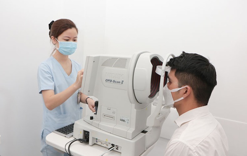 Thăm khám và tư vấn bác sĩ trước khi phẫu thuật mắt cận Smile