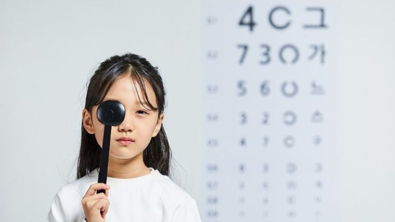 Bé 4 tuổi viễn loạn bẩm sinh, cần bài tập mắt nào hỗ trợ?