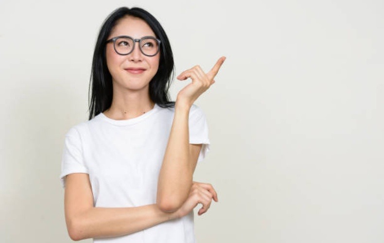 Đeo kính để hỗ trợ tầm nhìn khi bị viễn thị 3 độ