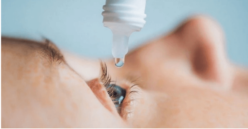 Trẻ dùng thuốc nhỏ mắt atropin 0.025%