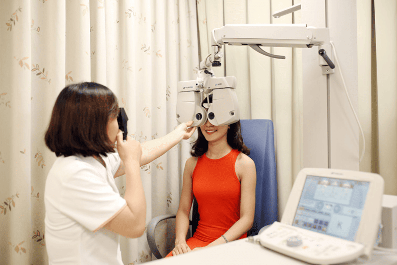Khám mổ mắt cận thị